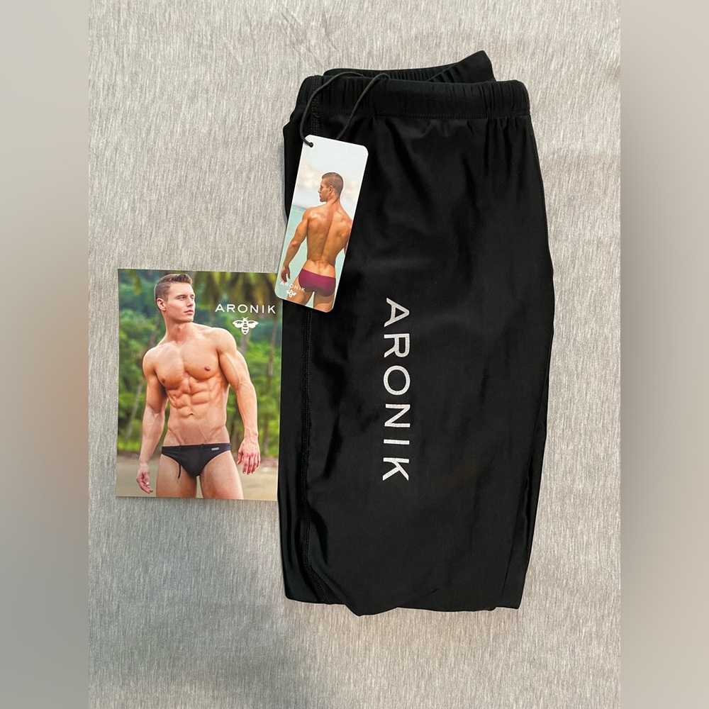 Aronik Fitness Tights
Size: Medium
Color: Black
Fabric: Polyester/Lyrca